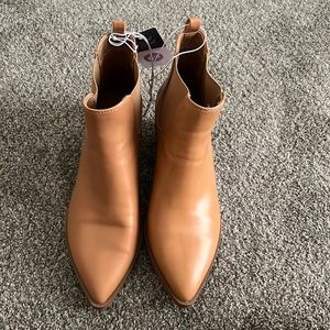 Universal Thread boots